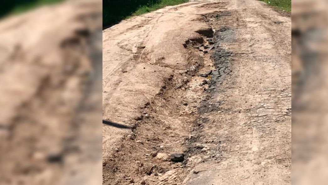 La calle de su casa está destruida y explotó: Es como la grieta que sufre el país