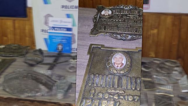 intento eludir un control en la plata y le descubrieron lapidas y placas del cementerio