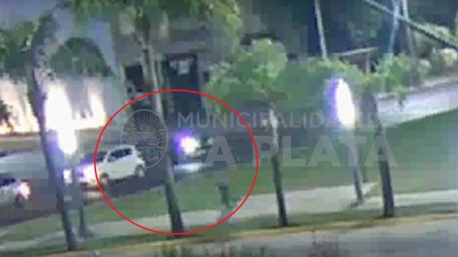 el impactante video de un motociclista volando por el aire tras chocar un auto en 7 y 32