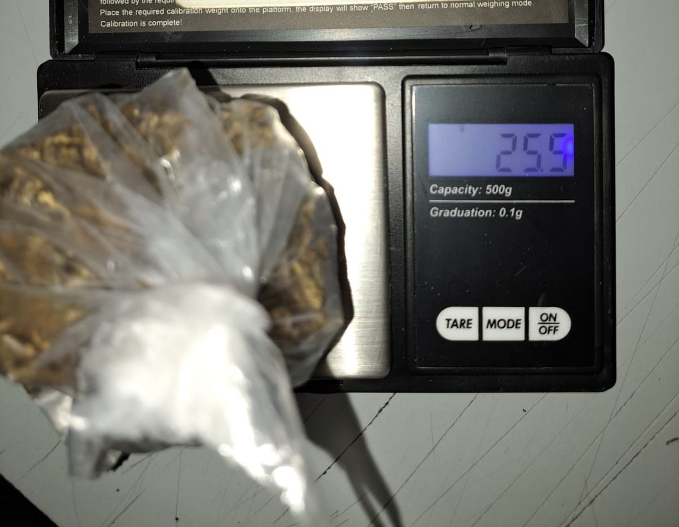 Las ahora detenidas, escondían entre sus pertenencias distintos gramajes de cannabis que intentaron ingresar a la cárcel de Olmos. Las ahora detenidas, escondían entre sus pertenencias distintos gramajes de cannabis que intentaron ingresar a la cárcel de Olmos.