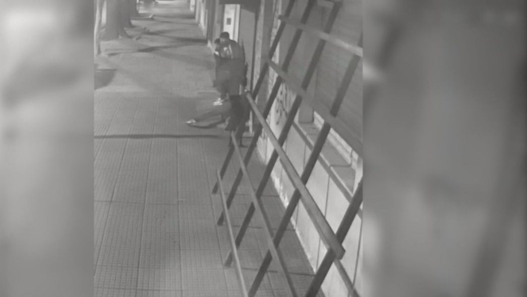 VIDEO: Así forzaron la persiana para saquear una barbería en El Mondongo