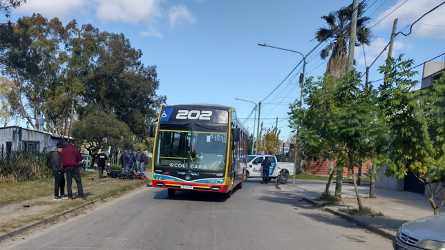 un motociclista termino en el hospital tras impactar de lleno contra un micro