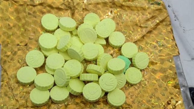 detuvieron a dos jovenes que quisieron huir en una camioneta con drogas en la plata