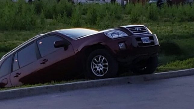 insolito: dejo la camioneta estacionada y termino en un zanjon