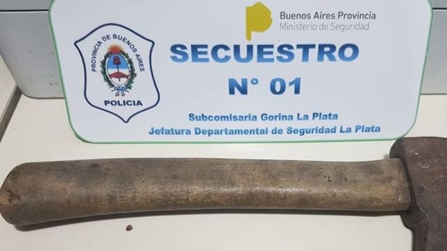 tenia pedido de captura, entro a robar a una casa con un hacha y lo atraparon los vecinos