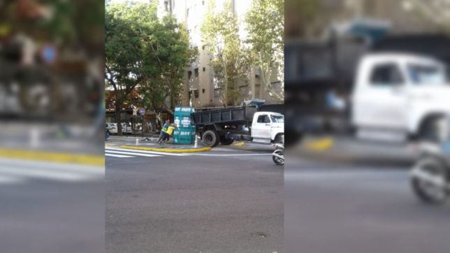 chau a los puestos verdes del diario hoy: una remolcadora comenzo a sacarlos de la ciudad