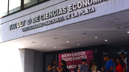 ¿Quién era el contador y docente de la UNLP que murió en un colectivo mientras viajaba a Saladillo?