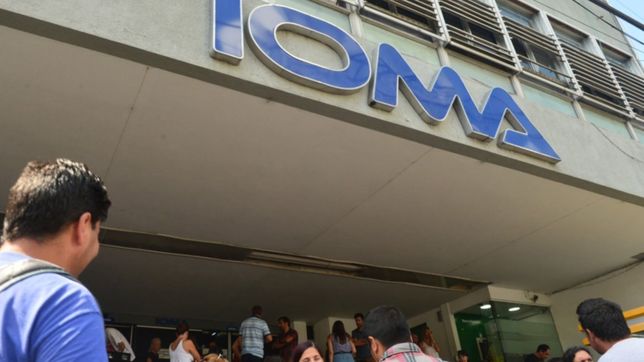 los trabajadores de ioma salieron al cruce de la obra social por la falta de cobertura