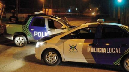 Dramático robo en Villa Elvira: le pusieron un cuchillo en el cuello y escaparon con su auto