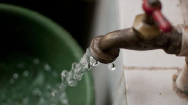 la municipalidad cargo contra absa para que garantice el agua potable en los hornos