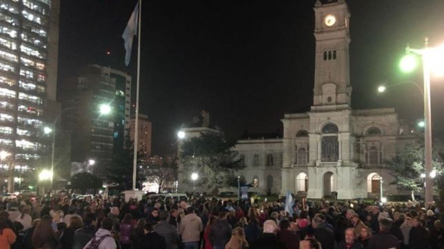 una multitud se manifesto en plaza moreno para pedir el desafuero de cristina fernandez