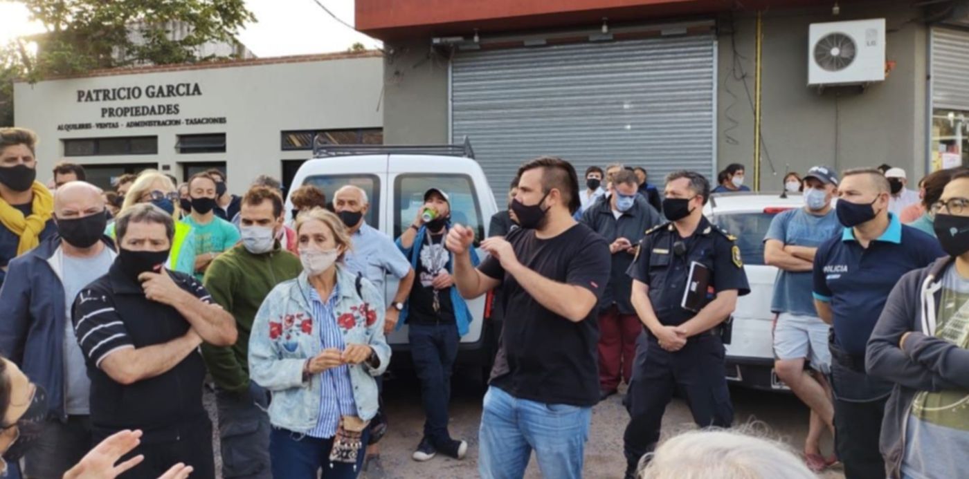 vecinos de Villa Elisa con autoridades de seguridad