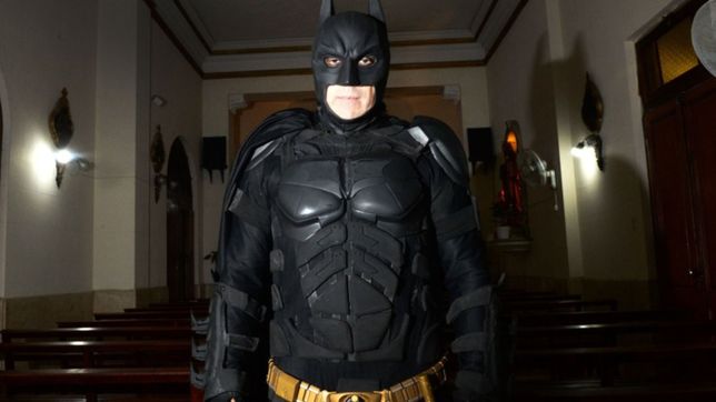 video: batman llamo a donar sangre junto a una medica del instituto de hemoterapia