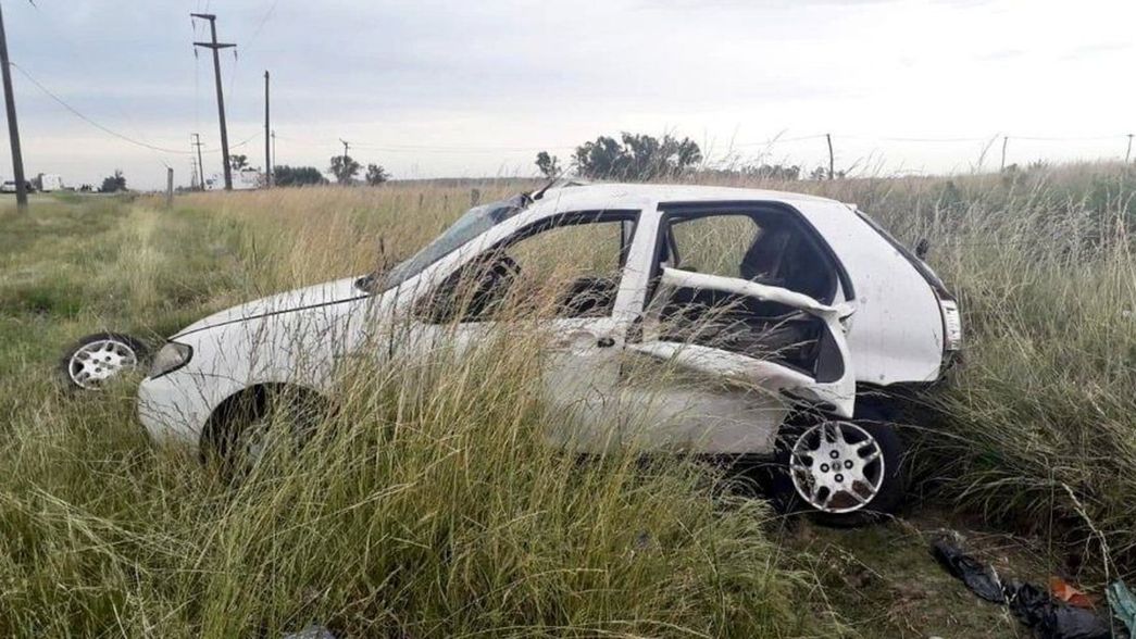Tragedia en Ruta 2: murieron cinco personas tras despistar con su auto y volcar