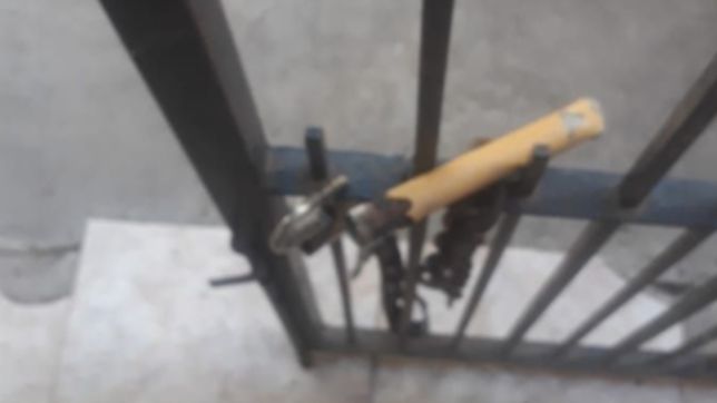 audaz robo en la plata: destrozaron el porton con un cano y saquearon una casa