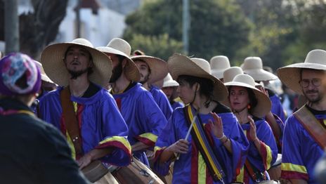 Todas las comparsas que participarán de la Llamada de Candombe del 25 en Tolosa Todas las comparsas que participarán de la Llamada de Candombe del 25 en Tolosa
