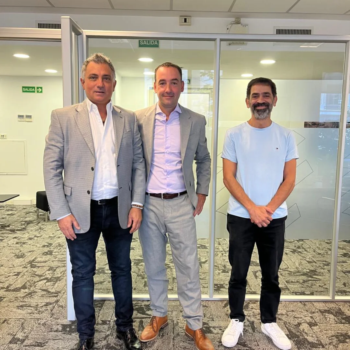Francisco Adorni, en el medio; junto a los armadores Sebastián Pareja (izquierda) y Juan Osaba (derecha)