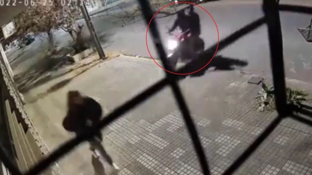 VIDEO: Bajó del remís, caminó unos pasos y la encañonaron dos motochorros en La Plata