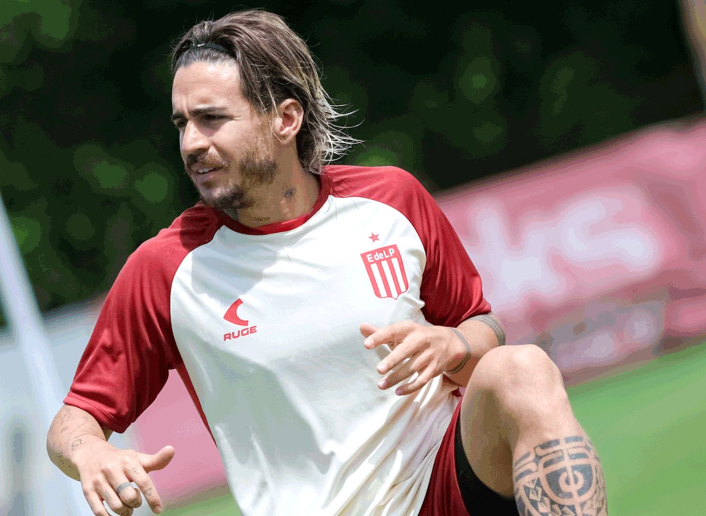 Estudiantes ya presentó la indumentaria de entrenamiento
