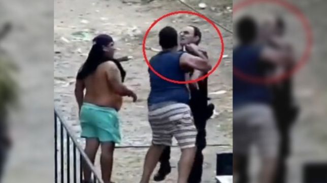 video: choco contra un camion, ataco al conductor y fracturo a un policia