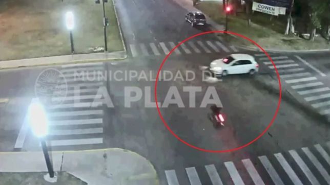video: iba en moto, cruzo en rojo y termino chocando contra un auto