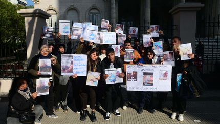Familiares y amigos del joven asesinado a puñaladas llevaron el pedido de justicia a fiscalías