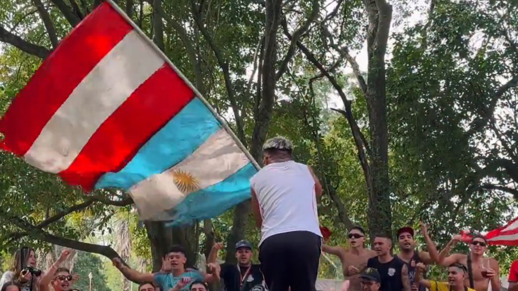 Fiesta y locura de los hinchas de Estudiantes con los jugadores en la previa del clásico