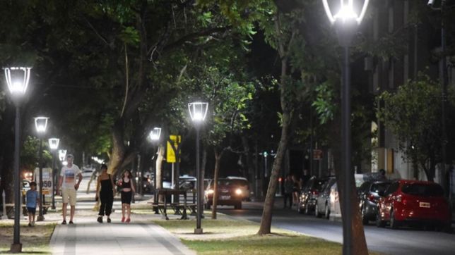 renuevan la iluminacion en el sendero que une plaza moreno y parque saavedra