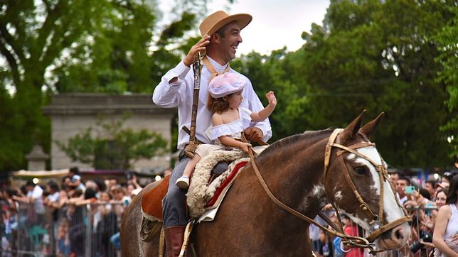 la plata cierra el mes de la tradicion con desfiles, gastronomia, danza y musica en el paseo del bosque