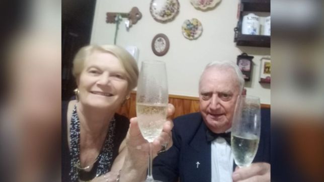 video: los abuelos platenses que se visten de gala todas las noches y bailan en la terraza