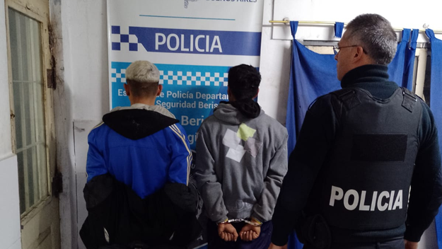 Detuvieron a tres ladrones tras un violento robo en Berisso y buscan a otros dos que lograron escapar