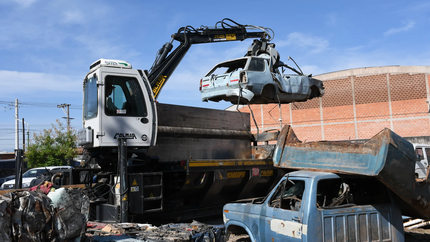 Arranca la compactación de autos y otros vehículos abandonados en La Plata