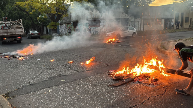 vecinos de meridiano v cortaron la calle para reclamar que estan hace mas de un dia sin luz