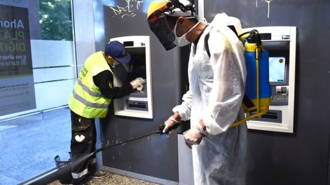 tras los dos casos confirmados, continua la desinfeccion en las calles de la plata