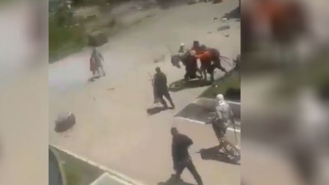 video: asi los presos tomaron como rehen a un policia en pleno motin