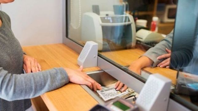 un sector de trabajadores bancarios recibiran un superbono en septiembre