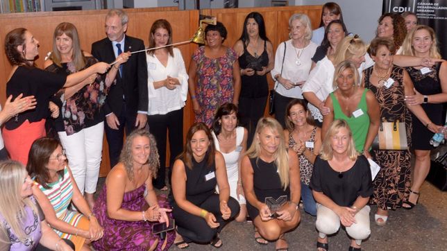 toque de campana y reclamo de igualdad de mujeres emprendedoras de la plata