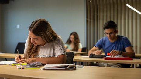 Universidad estudiante aula salón curso.jpg