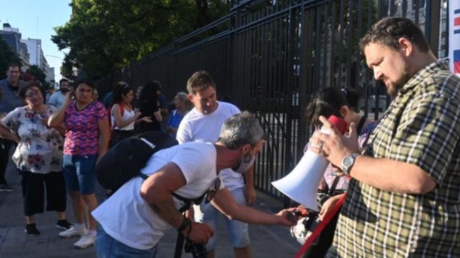 antivacunas de la plata marcharon contra el pase sanitario frente a la gobernacion