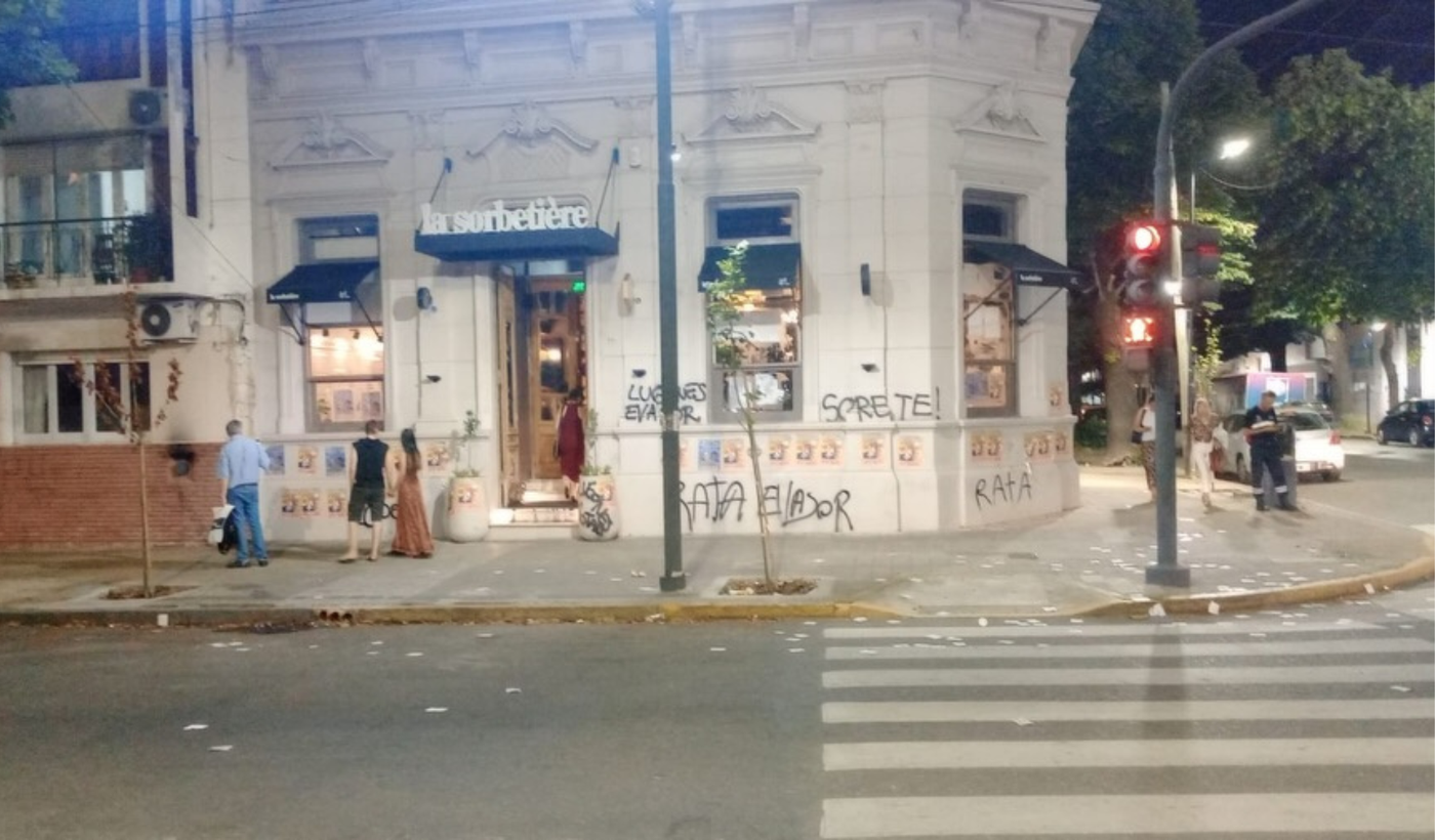 Protesta y escrache frente a un nuevo comercio gastronómico en La Plata