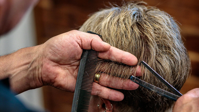 abrio una peluqueria en la plata que ofrece cortes gratis a jubilados y descuentos para docentes y estudiantes