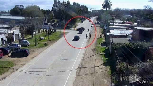 video: choco contra un auto, salio volando y se le prendio fuego la moto