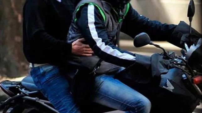 motochorros le apuntaron a una nena de 10 anos para robarle la moto a su papa en la plata