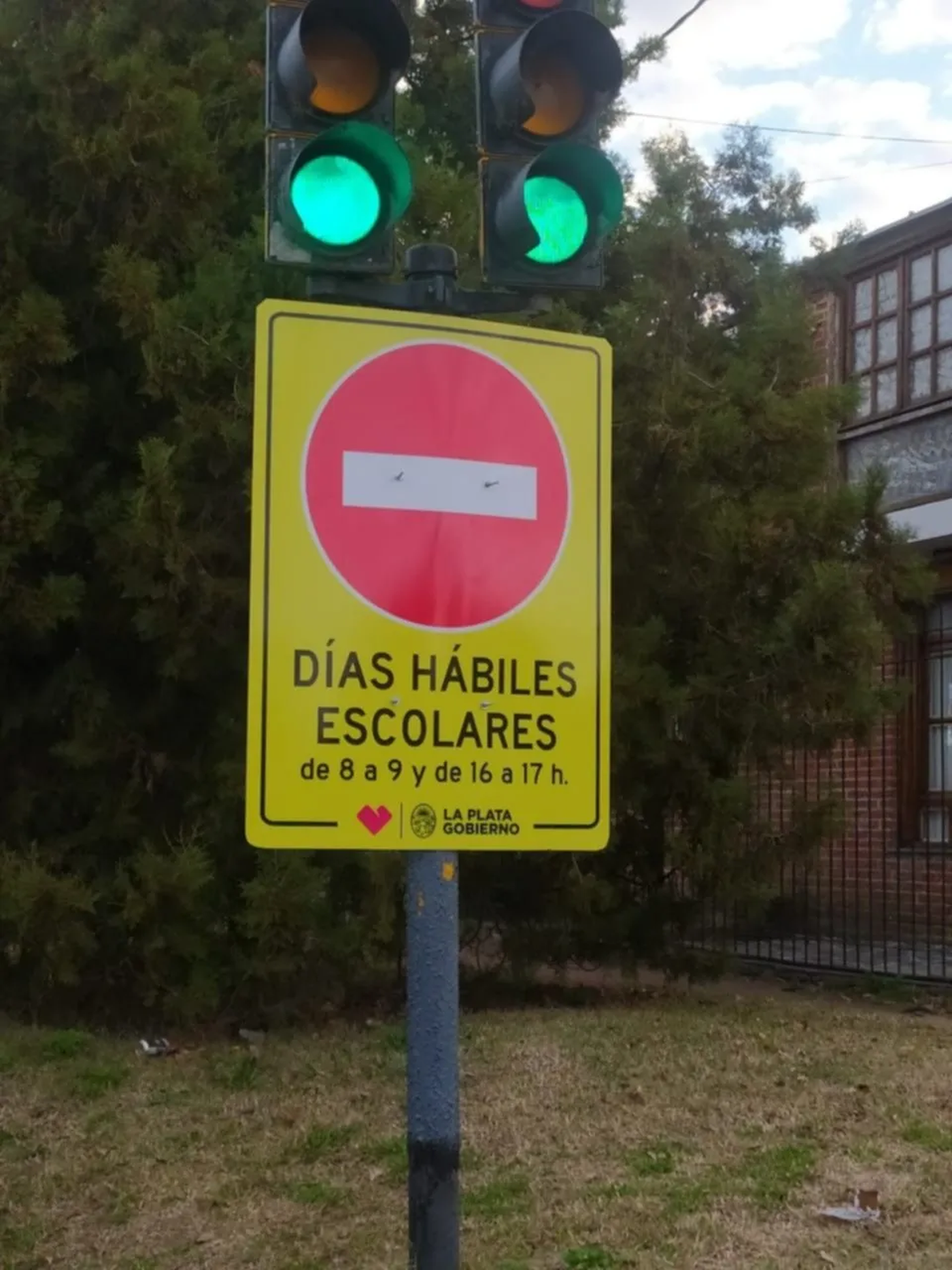 Los carteles que indicaban de la prohibición para estacionar generaron una fuerte controversia en agosto de 2022.