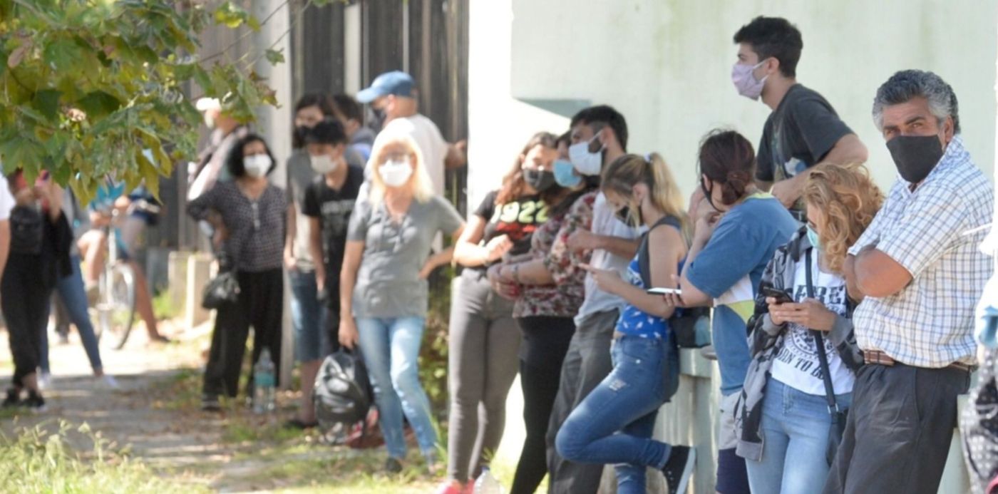 Fila hisopados hospitales
