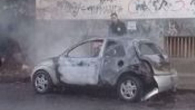 video: susto en la plata por el incendio de un auto a metros del colegio nacional