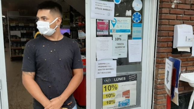 coronavirus: por la falta de alcohol en gel, un supermercado platense puso una bacha para lavarse las manos