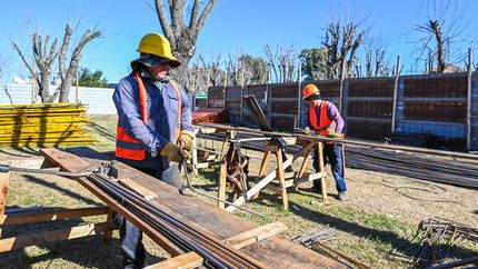 Avanzan las obras del nuevo polideportivo de Ensenada en el marco del plan de reurbanización de la provincia