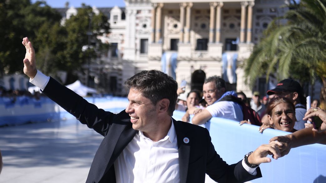 Kicillof estrenó la nueva Plaza San Martín para ir a la Legislatura