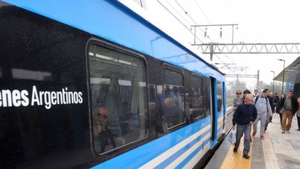 Arrojaron a un hombre del tren en La Plata y agredieron a un policía